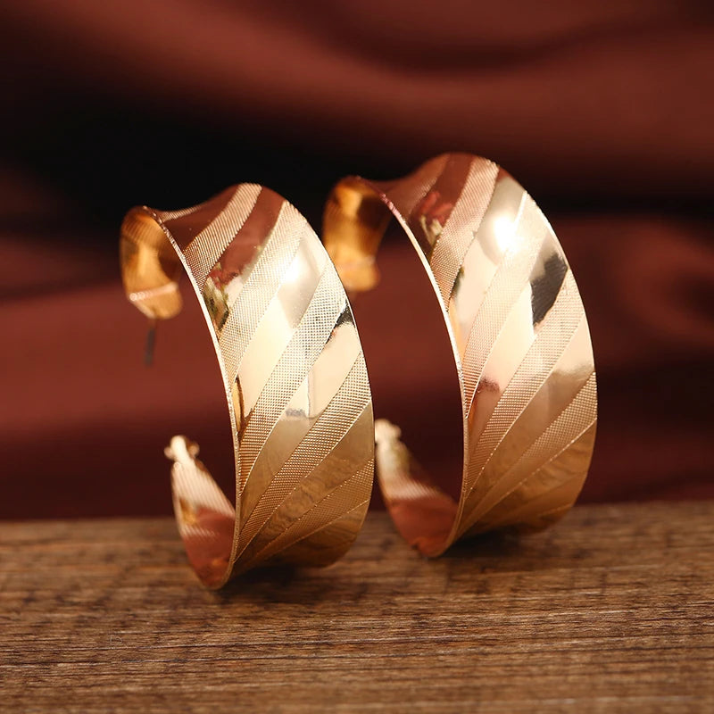 Personalized and exaggerated C-shaped earrings jewelry, women's large earrings, exquisite three-dimensional twill earrings