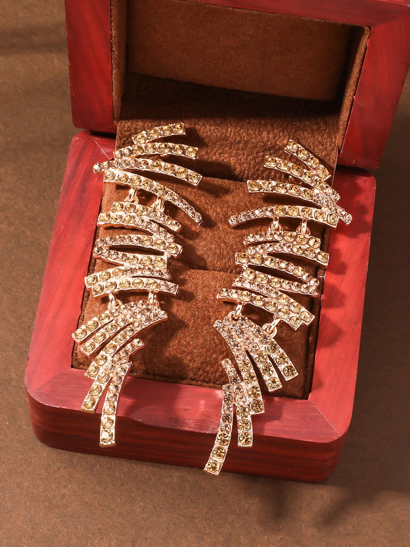 A pair of fashionable hanging earrings for women, paired with geometric creativity, irregular tassels, long earrings with rhines