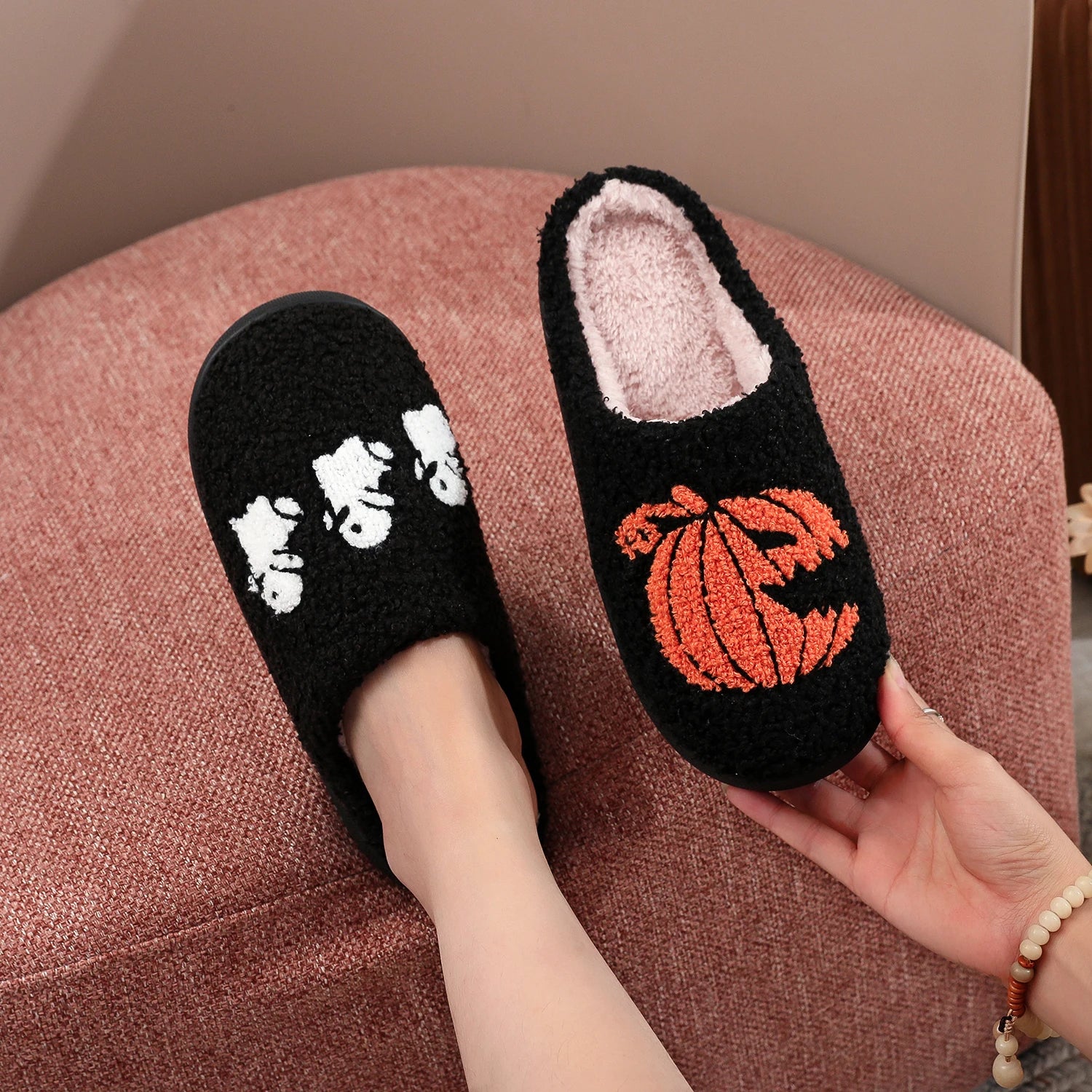 A Pair of Black Halloween Horror Atmosphere Pumpkin Ghost Pattern Embroidered Plush Home Thick-Soled Comfortable Fur Slippers Personalized Warm Non-Slip Indoor Slippers Autumn and Winter Gifts for Men and Women to Wear
