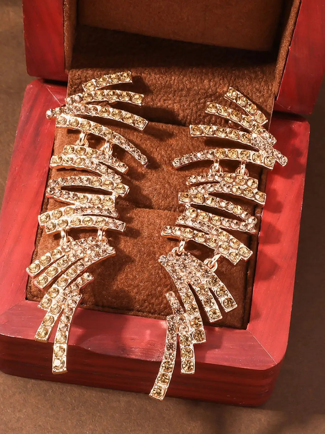 A pair of fashionable hanging earrings for women, paired with geometric creativity, irregular tassels, long earrings with rhines