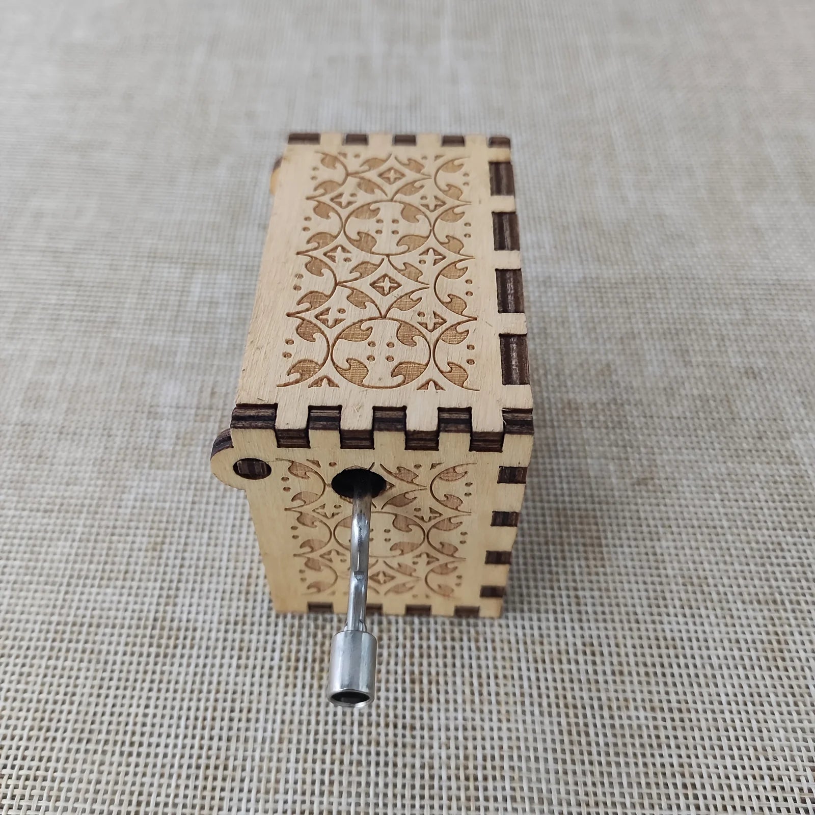 1pc Birthday Music Box Wooden Antique Carved Hand Cranked Classic Theme Music for Christmas Gifts Family Decoration