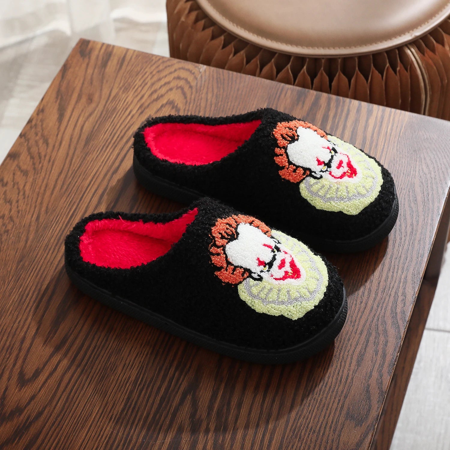 A Pair of Black Halloween Horror Clown Pattern Embroidered Plush Home Thick-Soled Comfortable Autumn and Winter Fur Slippers, Dark Punk Stylish Warm Non-Slip Indoor Slippers for Men and Women That Can Wear Slip-On Slippers
