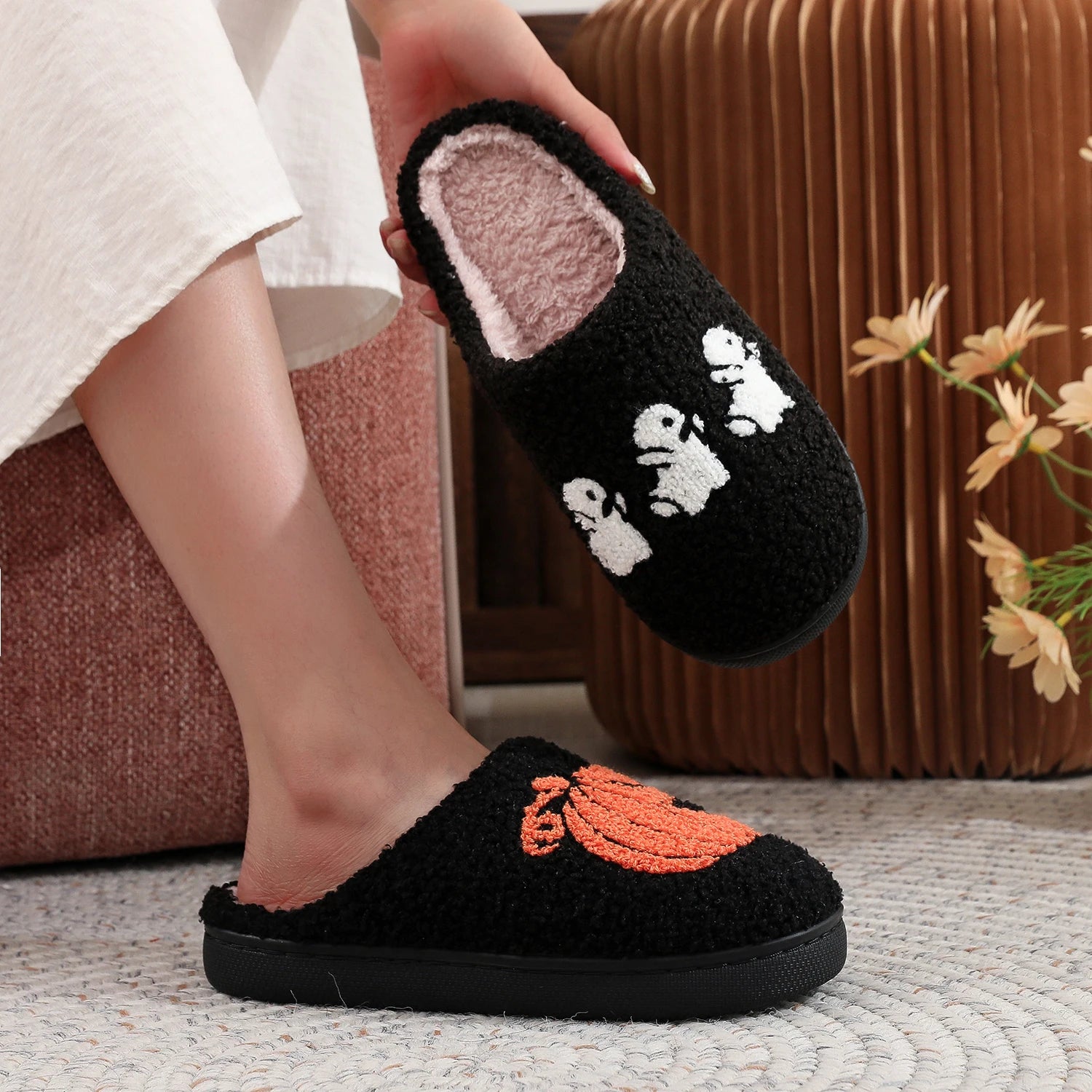 A Pair of Black Halloween Horror Atmosphere Pumpkin Ghost Pattern Embroidered Plush Home Thick-Soled Comfortable Fur Slippers Personalized Warm Non-Slip Indoor Slippers Autumn and Winter Gifts for Men and Women to Wear