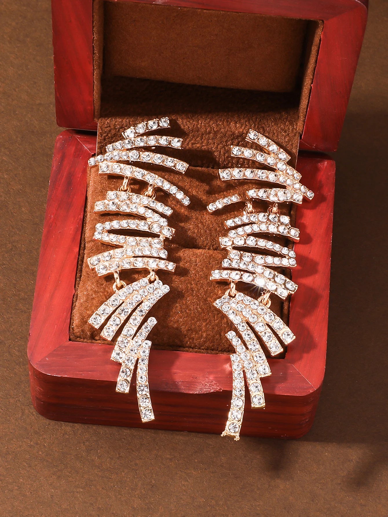 A pair of fashionable hanging earrings for women, paired with geometric creativity, irregular tassels, long earrings with rhines
