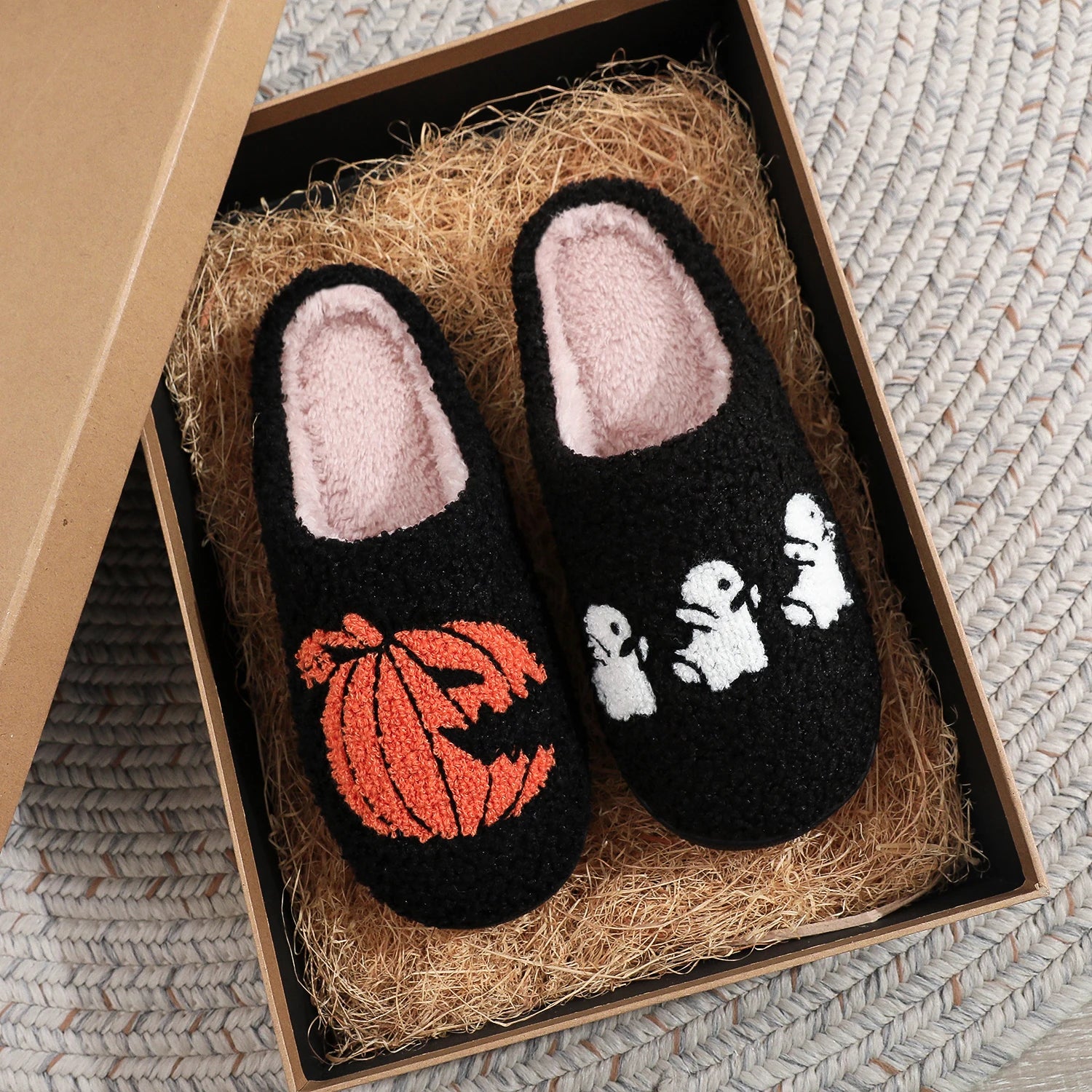 A Pair of Black Halloween Horror Atmosphere Pumpkin Ghost Pattern Embroidered Plush Home Thick-Soled Comfortable Fur Slippers Personalized Warm Non-Slip Indoor Slippers Autumn and Winter Gifts for Men and Women to Wear