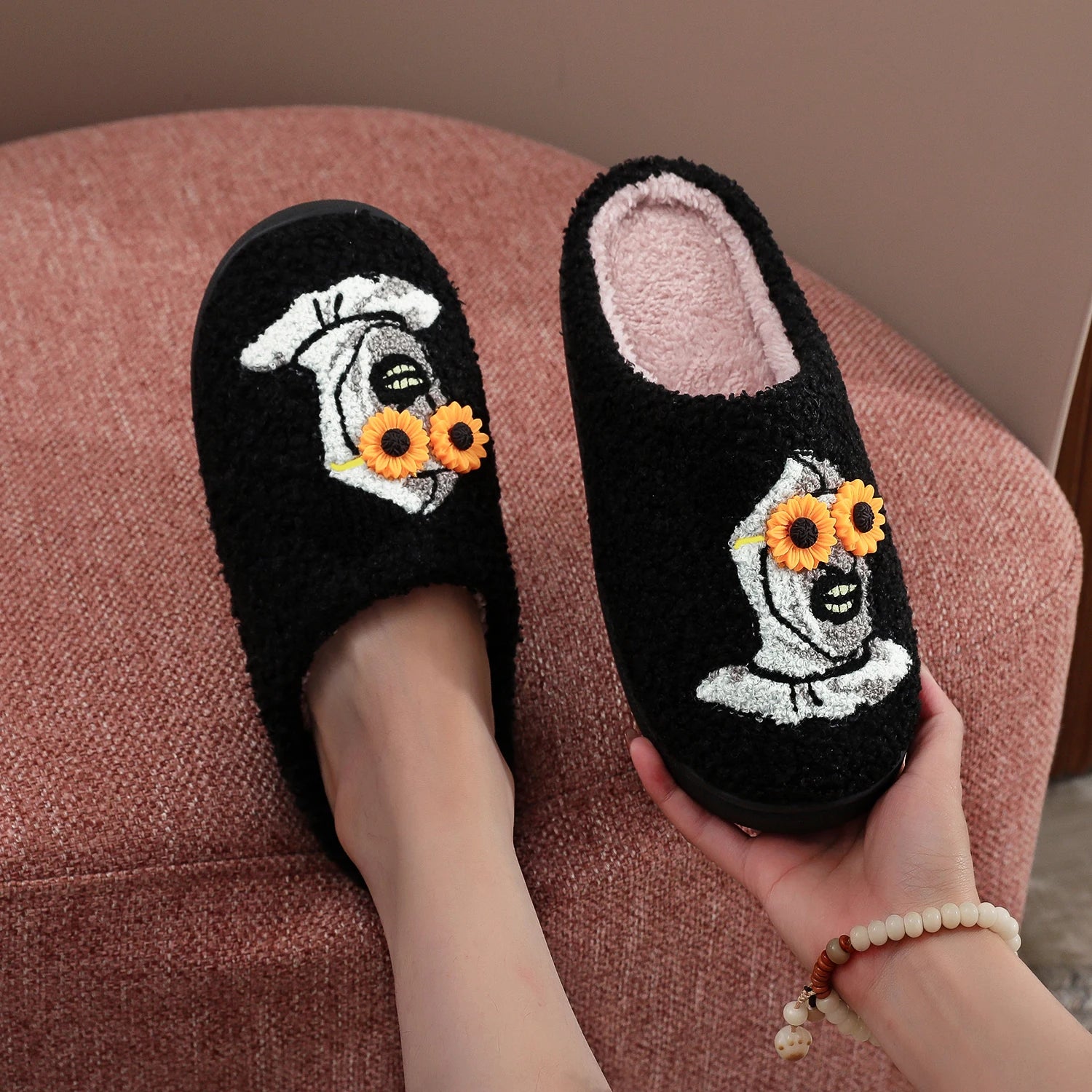 A Pair of Black Halloween Horror Atlantis Clown Pattern Embroidered Plush Home Thick-Soled Comfortable Autumn and Winter Fur Slippers, Dark Punk Stylish Warm Non-Slip Indoor Slippers for Men and Women, a Great Choice for Gift